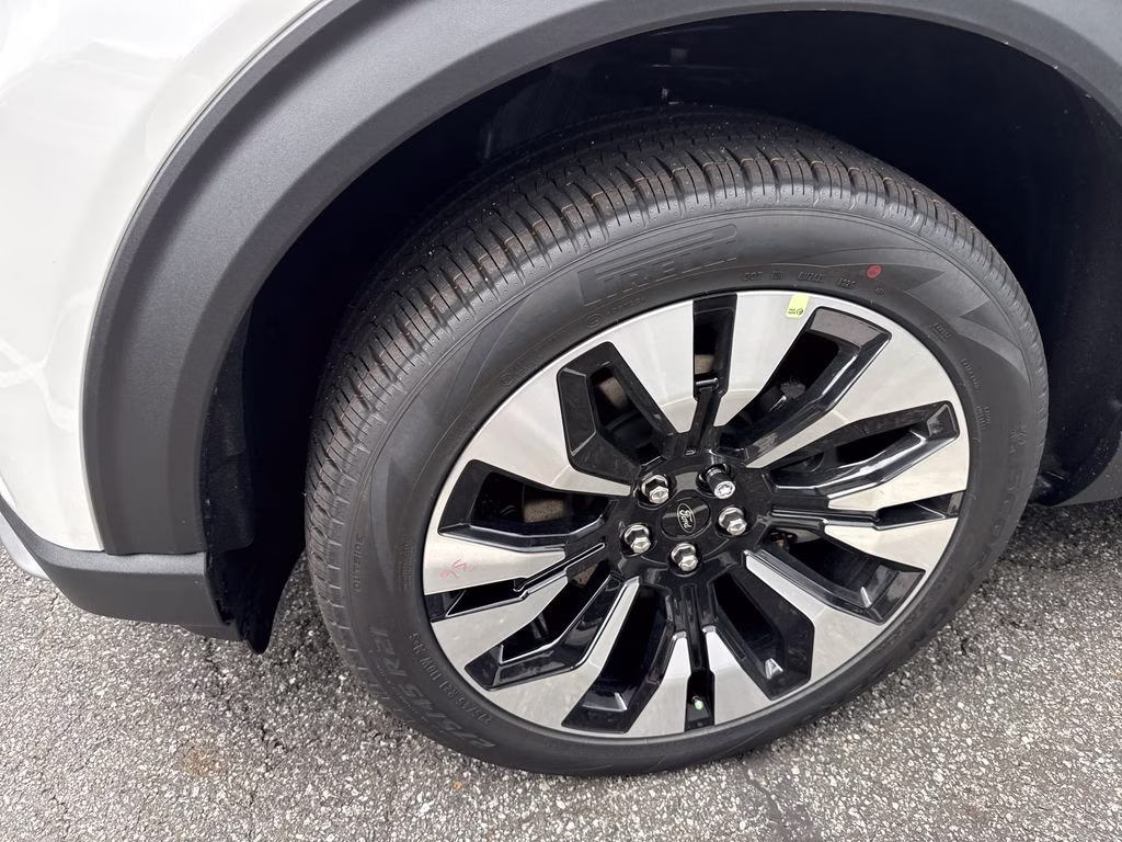 2026 White Ford Explorer Platinum 4X4 SUV
