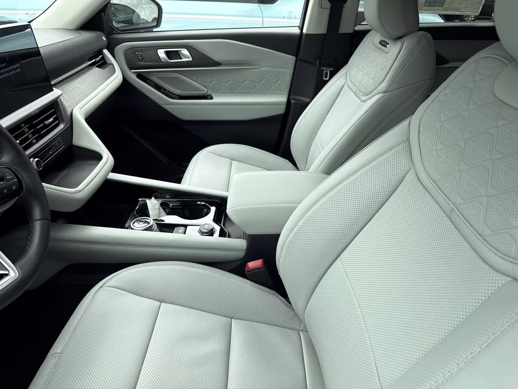 2026 White Ford Explorer Platinum 4X4 SUV