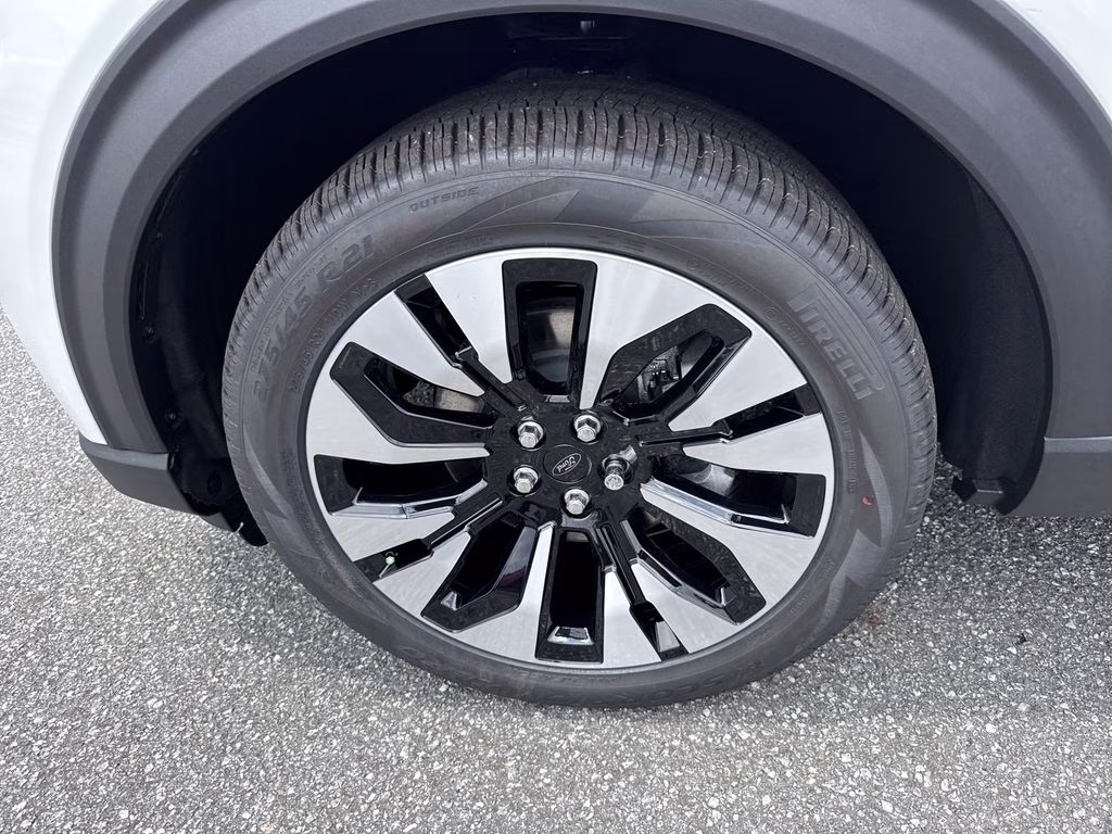 2026 Star White Metallic Tri-Coat Ford Explorer Platinum 4X4 SUV