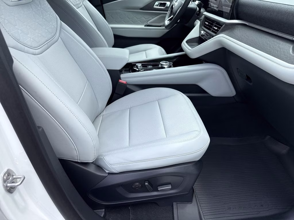 2026 Star White Metallic Tri-Coat Ford Explorer Platinum 4X4 SUV