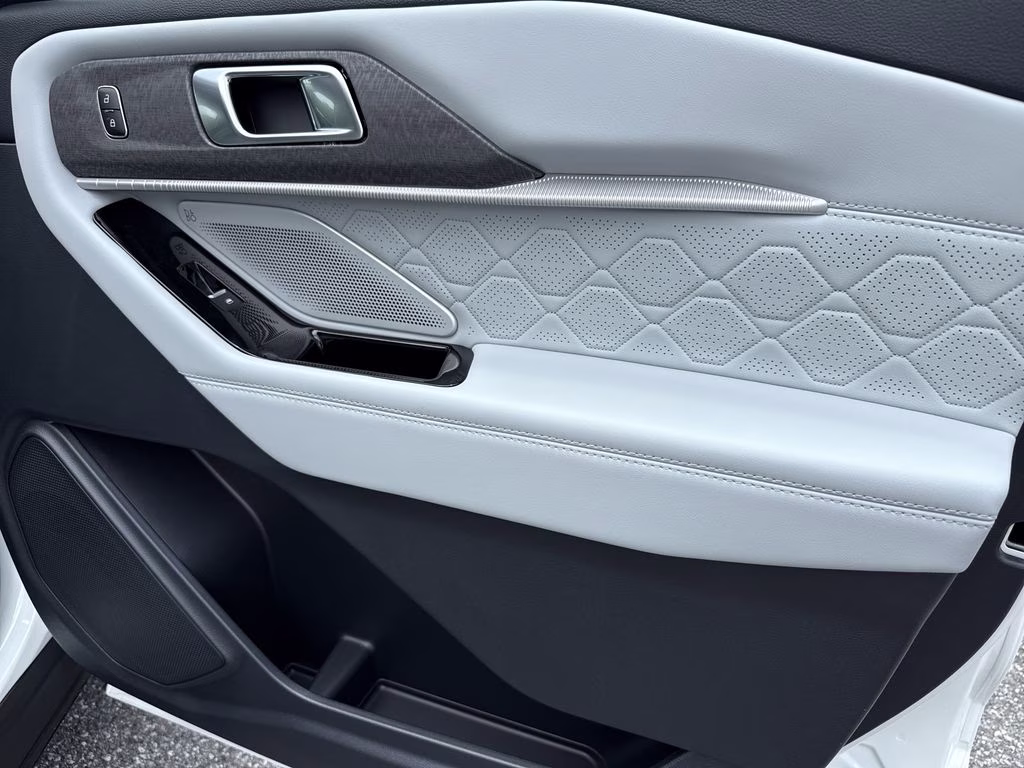 2026 Star White Metallic Tri-Coat Ford Explorer Platinum 4X4 SUV