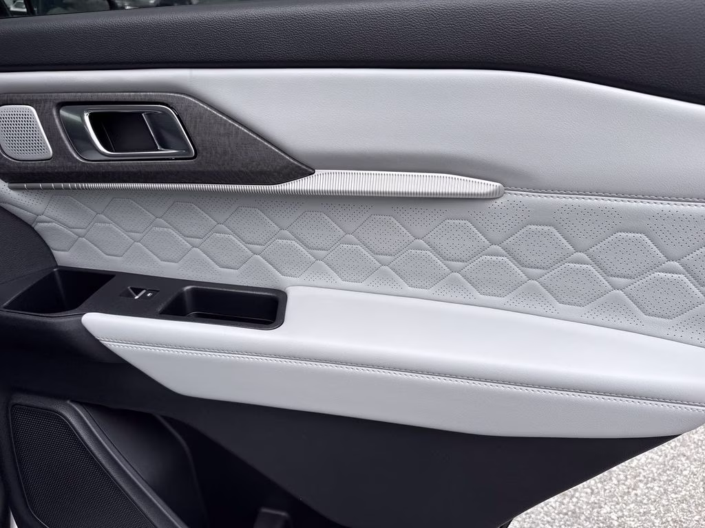 2026 Star White Metallic Tri-Coat Ford Explorer Platinum 4X4 SUV
