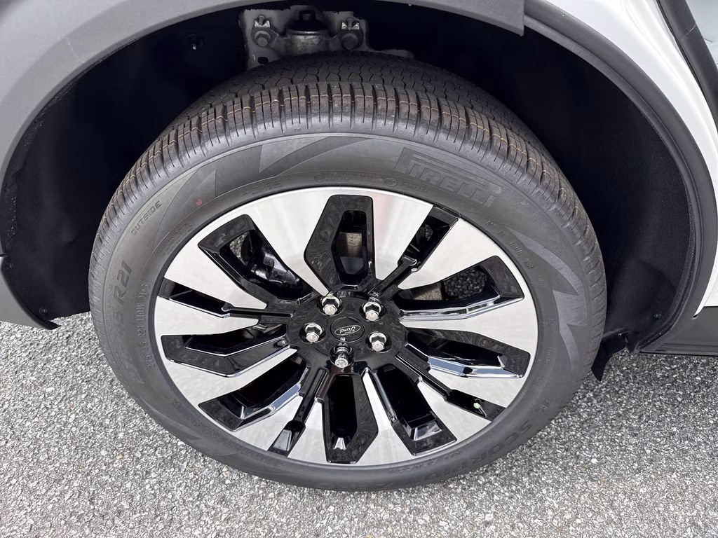2026 Star White Metallic Tri-Coat Ford Explorer Platinum 4X4 SUV