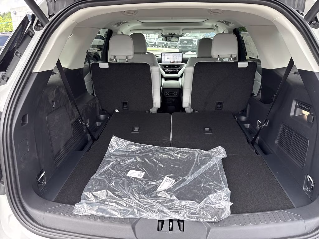 2026 Star White Metallic Tri-Coat Ford Explorer Platinum 4X4 SUV