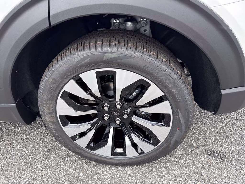 2026 Star White Metallic Tri-Coat Ford Explorer Platinum 4X4 SUV