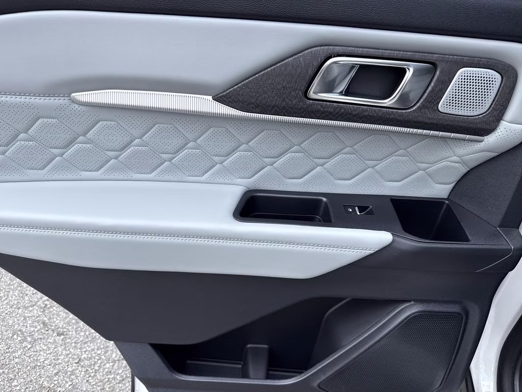 2026 Star White Metallic Tri-Coat Ford Explorer Platinum 4X4 SUV