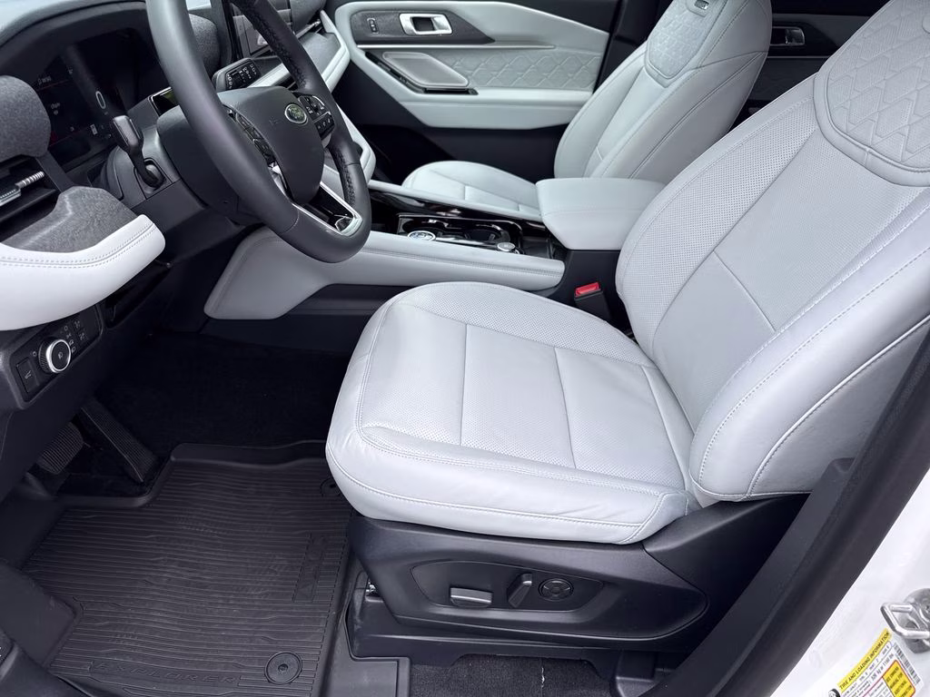 2026 Star White Metallic Tri-Coat Ford Explorer Platinum 4X4 SUV