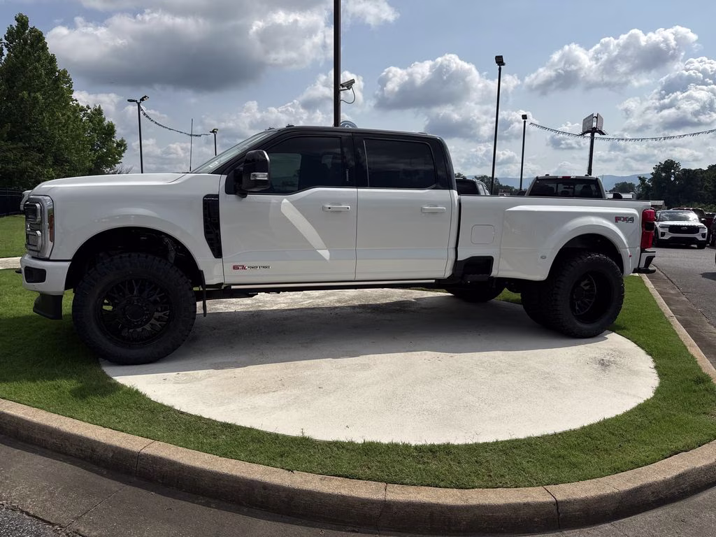2026 Star White Metallic Tri-Coat Ford Super Duty F-350 DRW Platinum 4X4 Truck