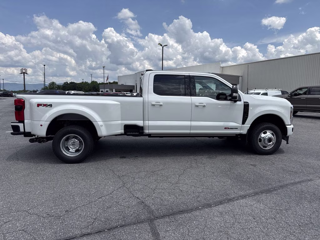 2026 Star White Metallic Tri-Coat Ford Super Duty F-350 DRW Platinum 4X4 Truck