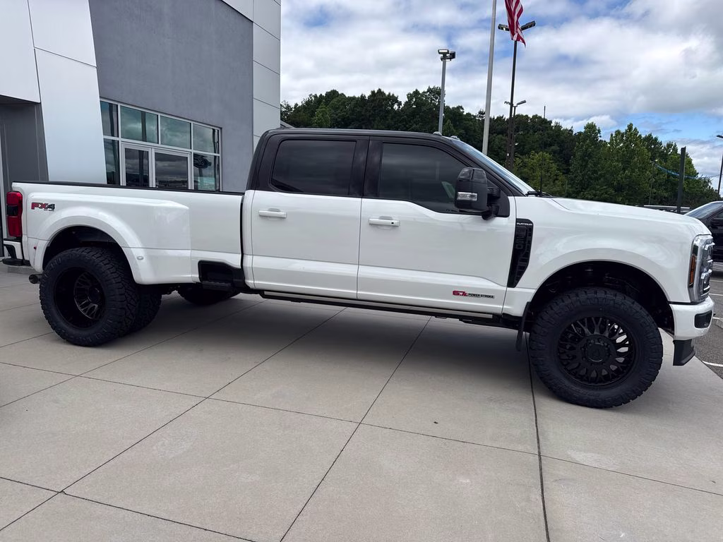 2026 Star White Metallic Tri-Coat Ford Super Duty F-350 DRW Platinum 4X4 Truck