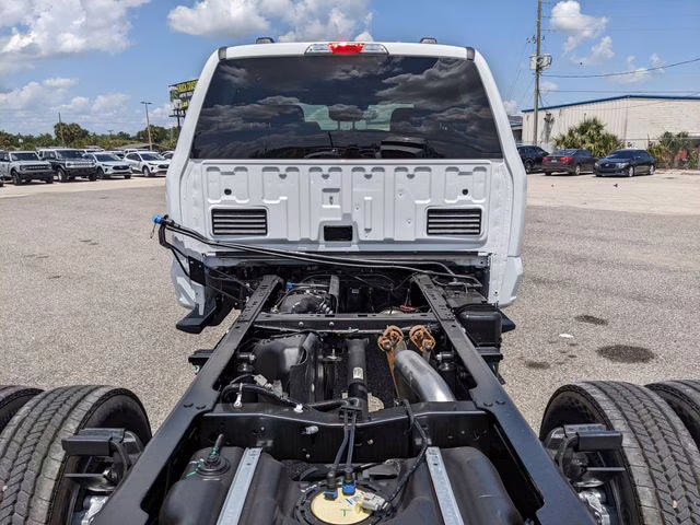 2026 Oxford White Ford Super Duty F-450 DRW Lariat 4X4 Chassis