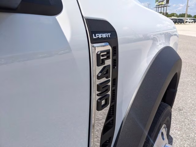 2026 Oxford White Ford Super Duty F-450 DRW Lariat 4X4 Chassis