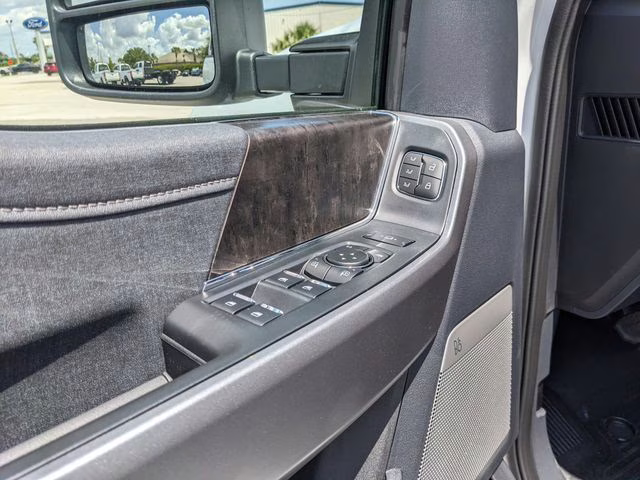 2026 Oxford White Ford Super Duty F-450 DRW Lariat 4X4 Chassis