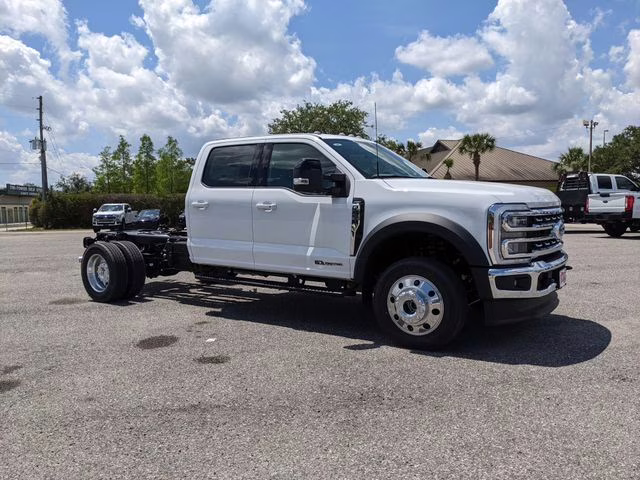 2026 Oxford White Ford Super Duty F-450 DRW Lariat 4X4 Chassis