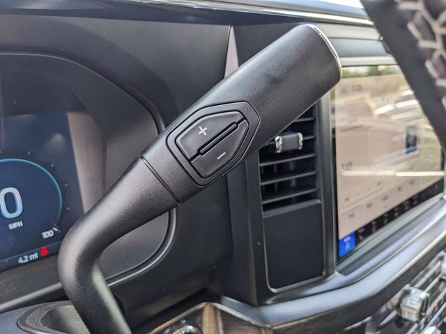 2026 Oxford White Ford Super Duty F-450 DRW Lariat 4X4 Chassis