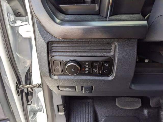 2026 Oxford White Ford Super Duty F-450 DRW Lariat 4X4 Chassis
