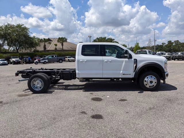 2026 Oxford White Ford Super Duty F-450 DRW Lariat 4X4 Chassis
