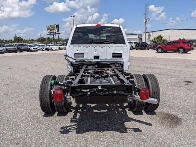 2026 Oxford White Ford Super Duty F-450 DRW Lariat 4X4 Chassis