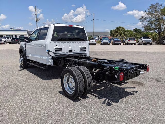 2026 Oxford White Ford Super Duty F-450 DRW Lariat 4X4 Chassis