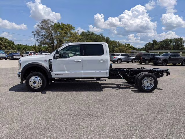 2026 Oxford White Ford Super Duty F-450 DRW Lariat 4X4 Chassis