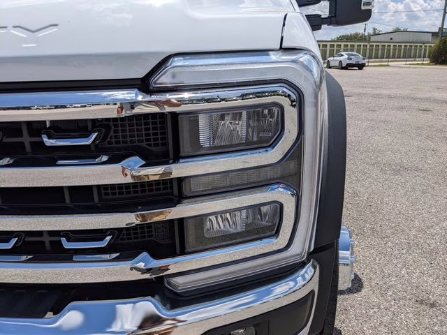 2026 Oxford White Ford Super Duty F-450 DRW Lariat 4X4 Chassis