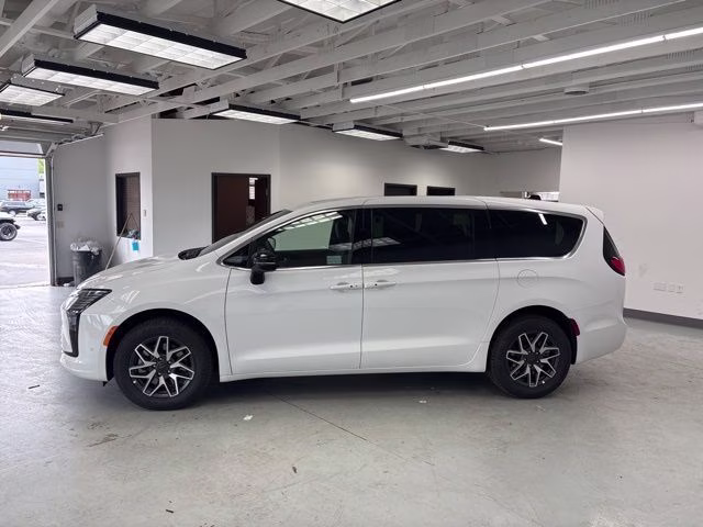 2027 Bright White Clearcoat Chrysler Pacifica Limited AWD Van