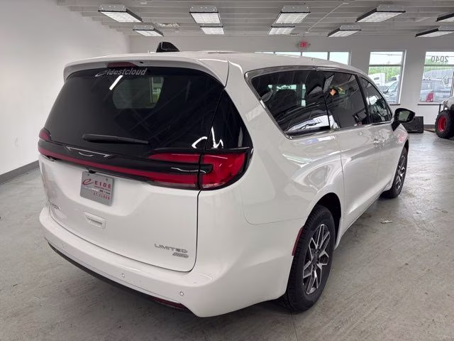 2027 Bright White Clearcoat Chrysler Pacifica Limited AWD Van