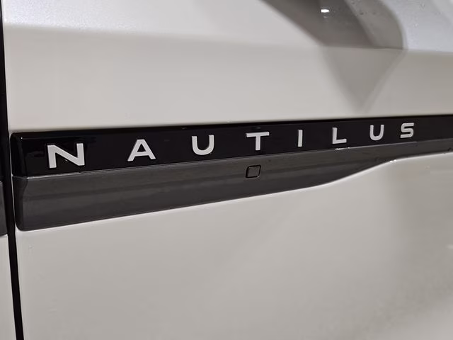 2026 White Platinum Metallic Tri-Coat Lincoln Nautilus Reserve AWD SUV