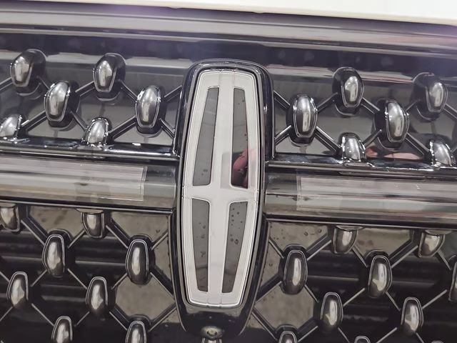 2026 White Platinum Metallic Tri-Coat Lincoln Nautilus Reserve AWD SUV