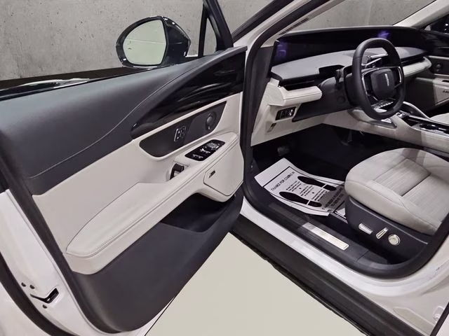 2026 White Platinum Metallic Tri-Coat Lincoln Nautilus Reserve AWD SUV
