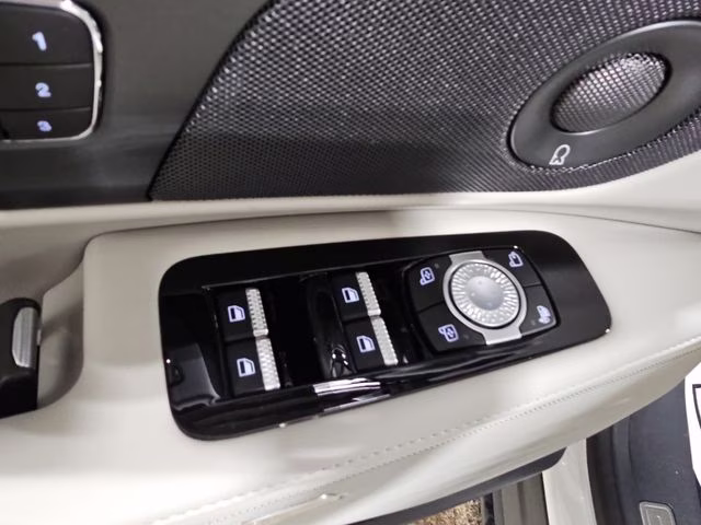 2026 White Platinum Metallic Tri-Coat Lincoln Nautilus Reserve AWD SUV
