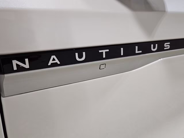 2026 White Platinum Metallic Tri-Coat Lincoln Nautilus Reserve AWD SUV