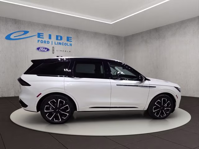 2026 White Platinum Metallic Tri-Coat Lincoln Nautilus Reserve AWD SUV