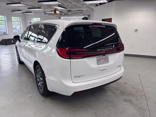 2027 Bright White Clearcoat Chrysler Pacifica Limited AWD Van