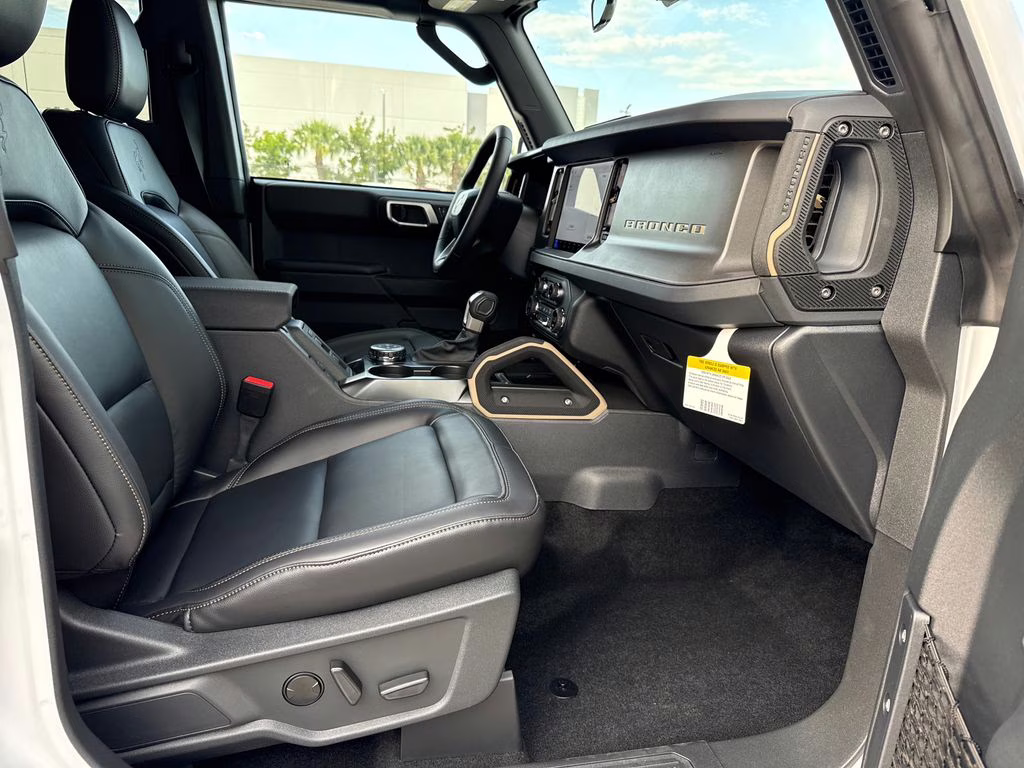 2026 Oxford White Ford Bronco Badlands 4X4 SUV
