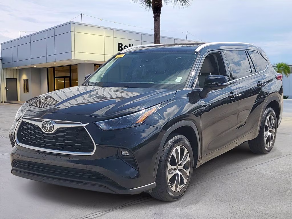 2022 Midnight Black Metallic Toyota Highlander XLE FWD SUV