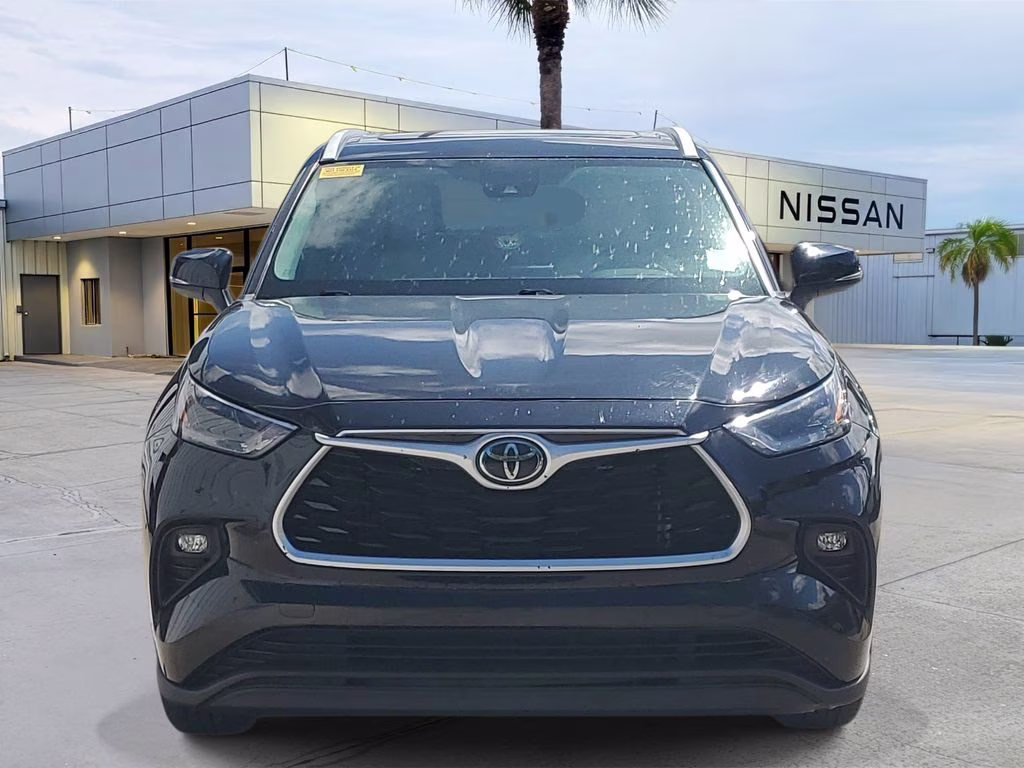 2022 Midnight Black Metallic Toyota Highlander XLE FWD SUV