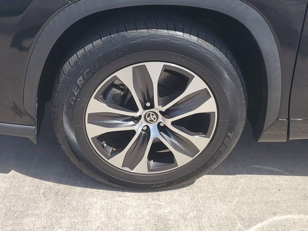 2022 Midnight Black Metallic Toyota Highlander XLE FWD SUV