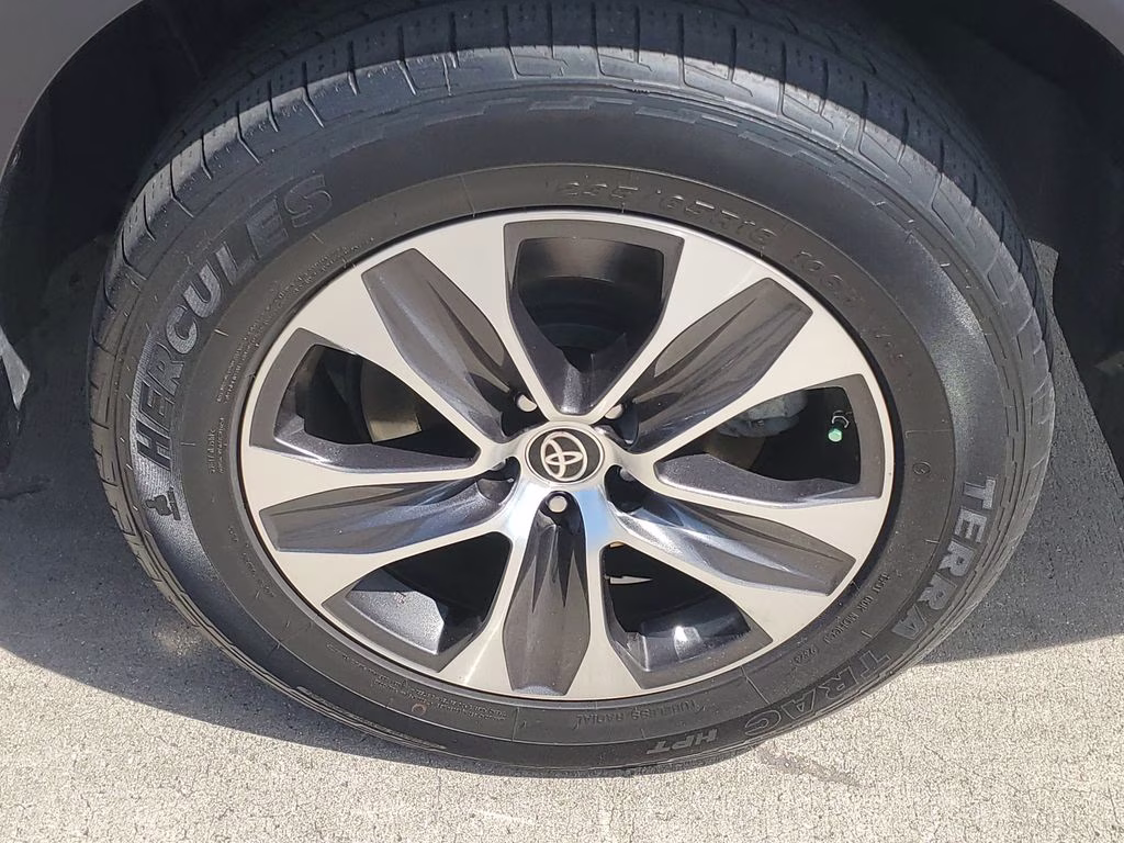 2022 Midnight Black Metallic Toyota Highlander XLE FWD SUV