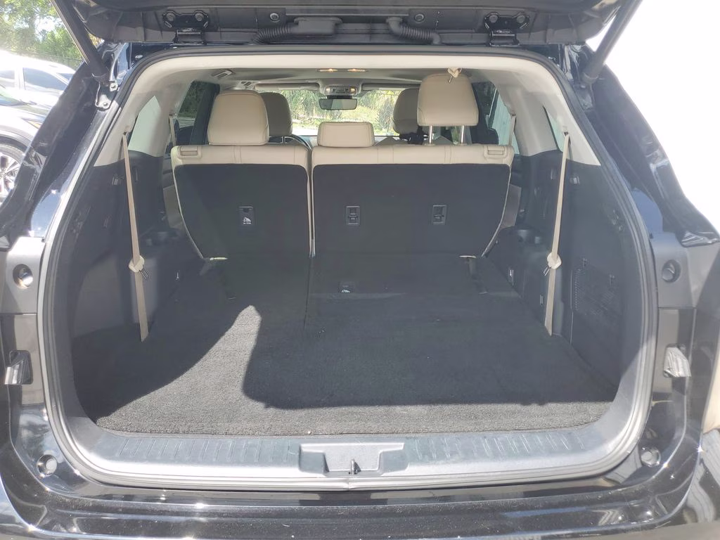 2022 Midnight Black Metallic Toyota Highlander XLE FWD SUV