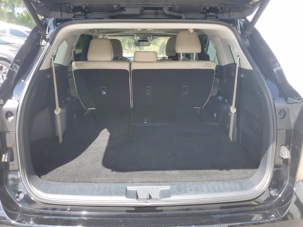 2022 Midnight Black Metallic Toyota Highlander XLE FWD SUV