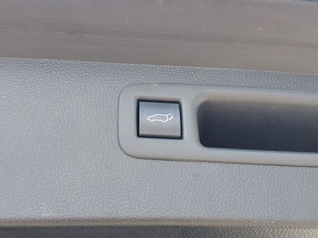 2022 Midnight Black Metallic Toyota Highlander XLE FWD SUV
