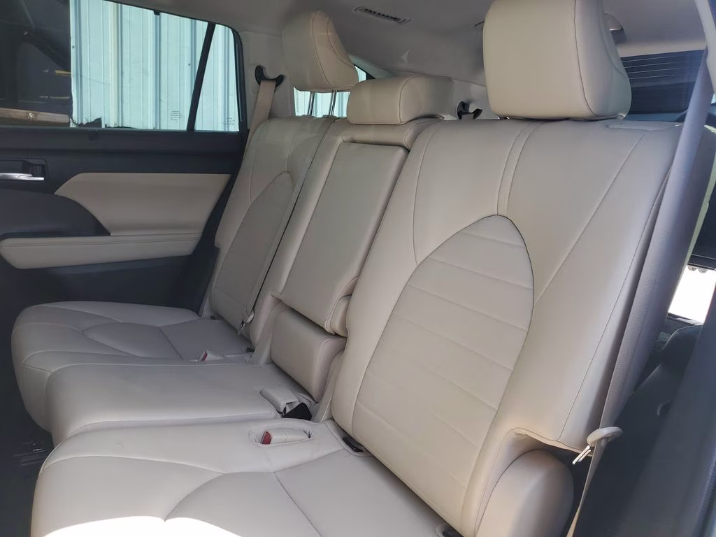 2022 Midnight Black Metallic Toyota Highlander XLE FWD SUV