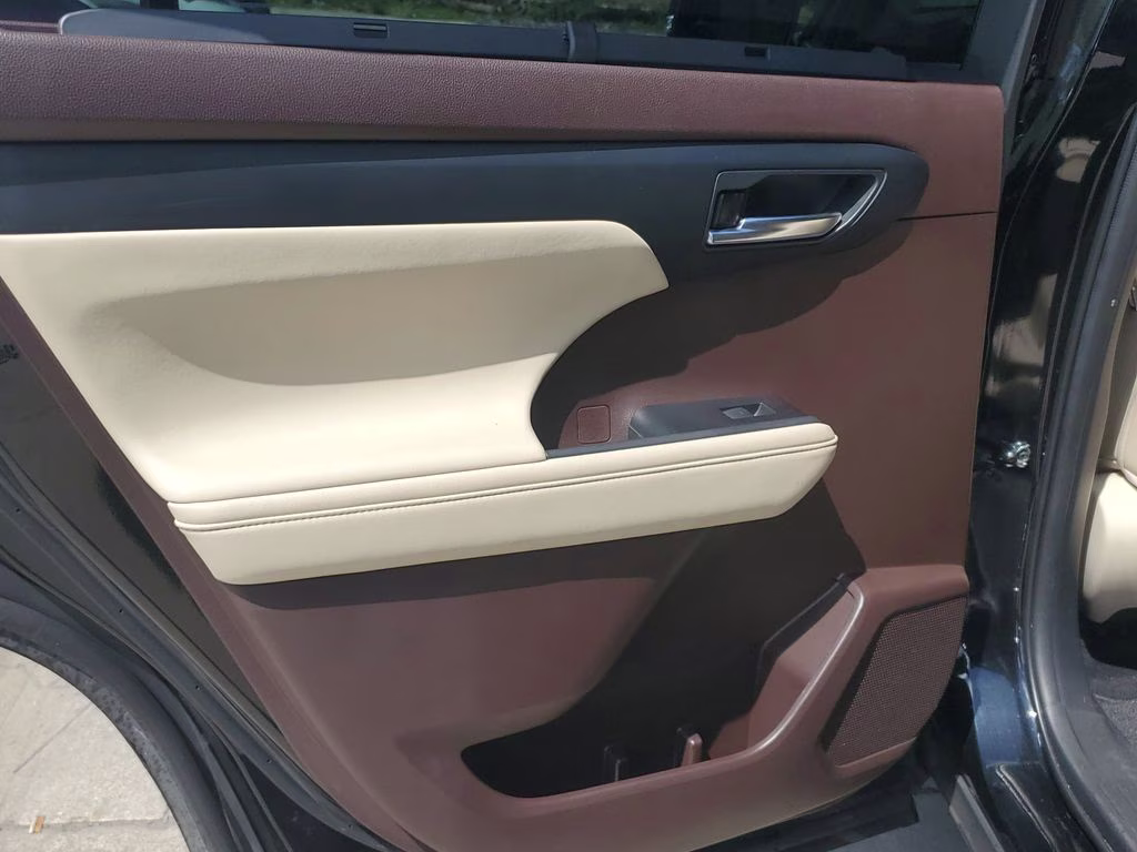 2022 Midnight Black Metallic Toyota Highlander XLE FWD SUV