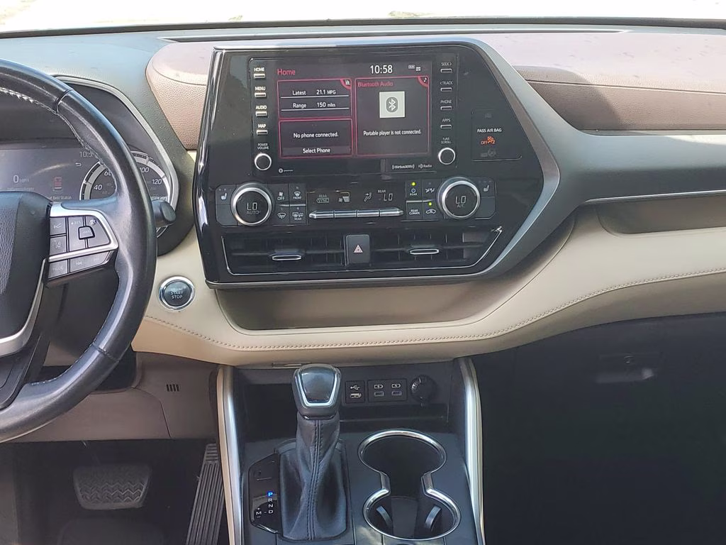 2022 Midnight Black Metallic Toyota Highlander XLE FWD SUV
