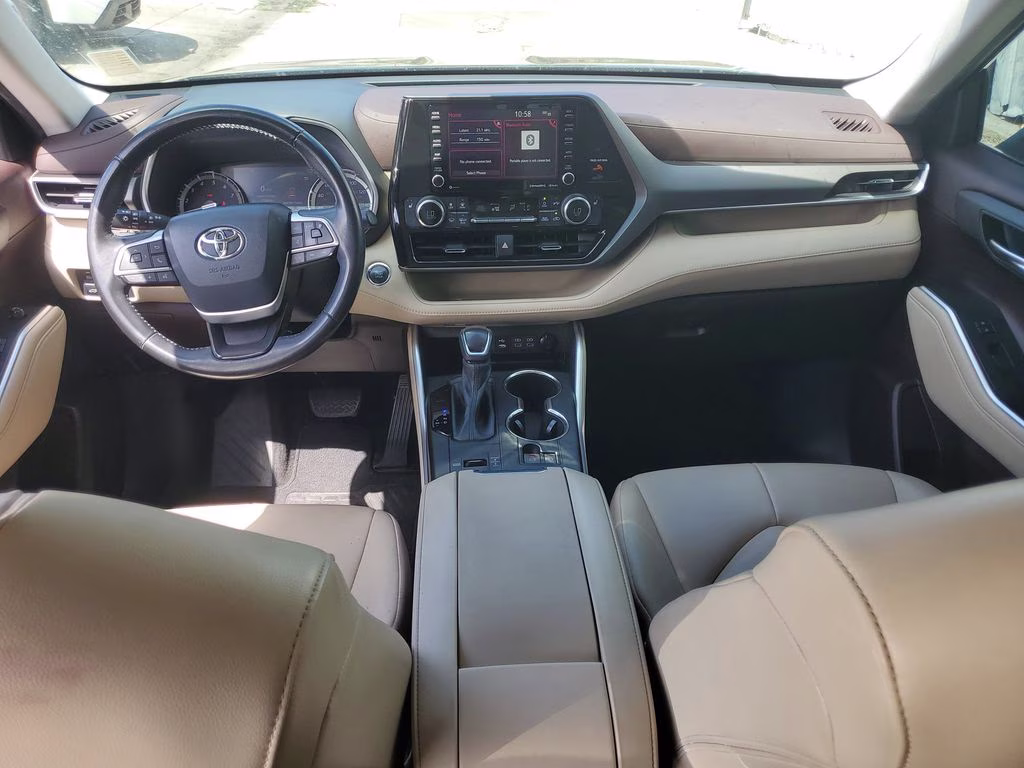 2022 Midnight Black Metallic Toyota Highlander XLE FWD SUV