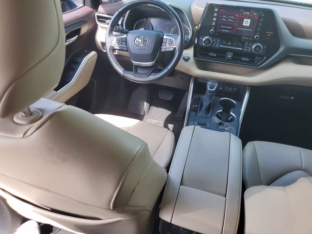 2022 Midnight Black Metallic Toyota Highlander XLE FWD SUV