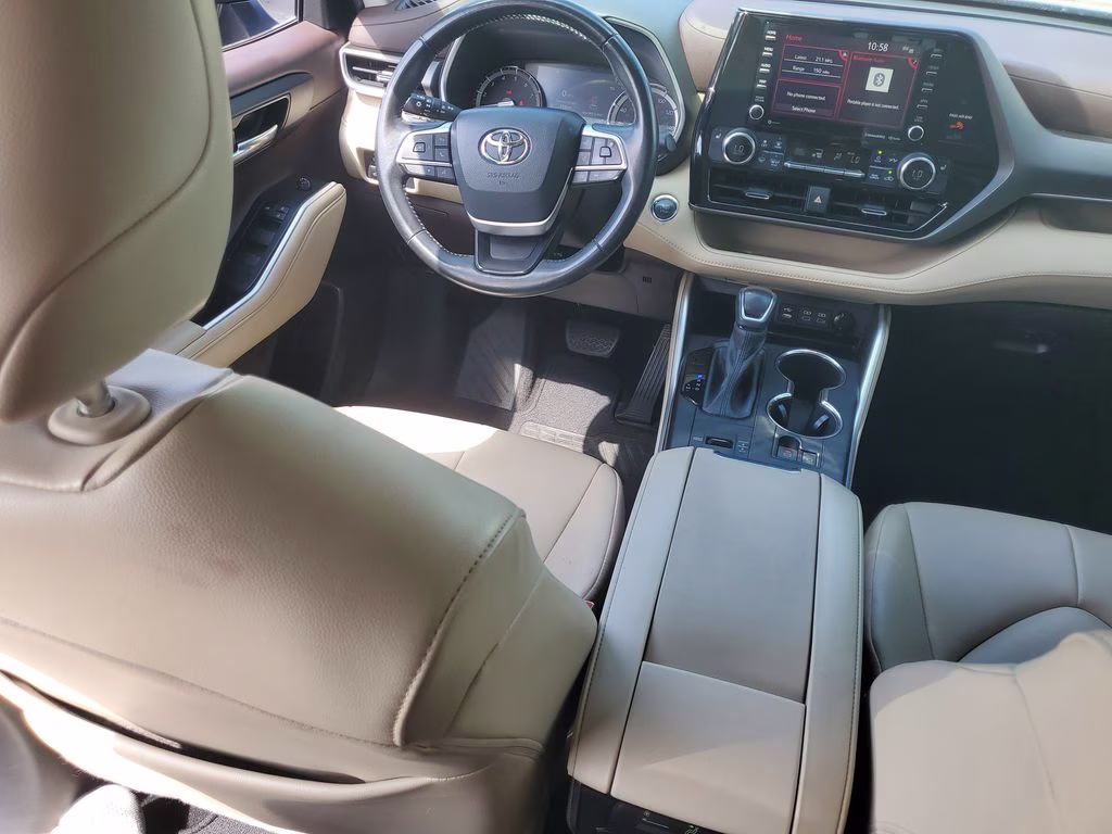 2022 Midnight Black Metallic Toyota Highlander XLE FWD SUV