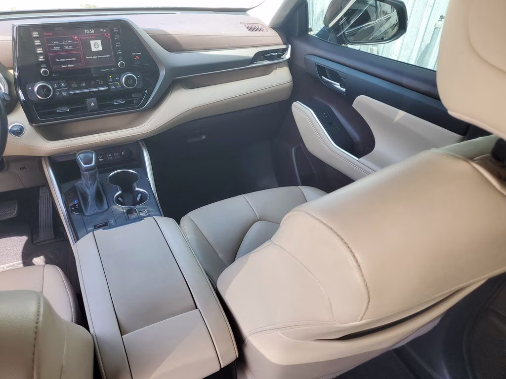 2022 Midnight Black Metallic Toyota Highlander XLE FWD SUV