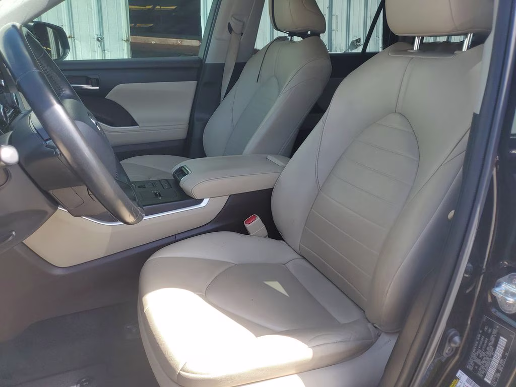 2022 Midnight Black Metallic Toyota Highlander XLE FWD SUV